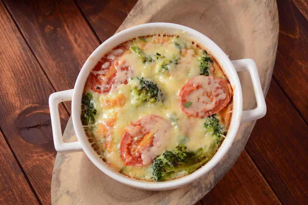 Gratin brocoli tomate sans pâte un délicieux plat copieux.