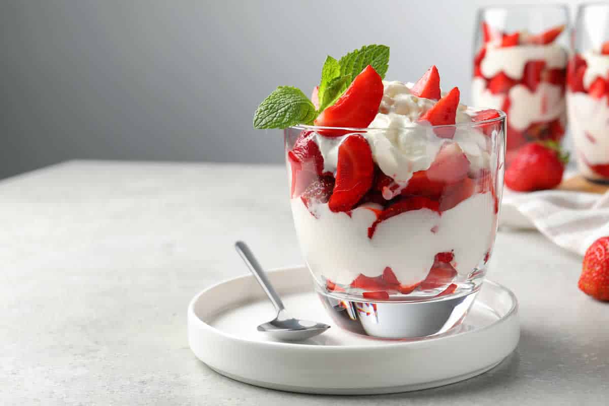 Délicieuses verrines fraises à la crème fouettée