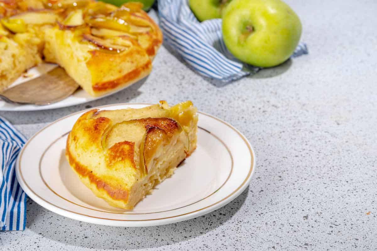 Gâteau aux pommes renversé classique