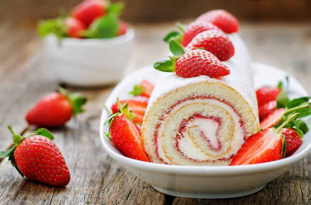 Gâteau roulé aux fraises gourmand