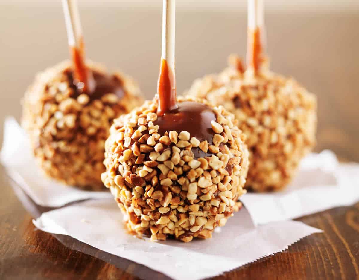 Pommes au caramel et noix