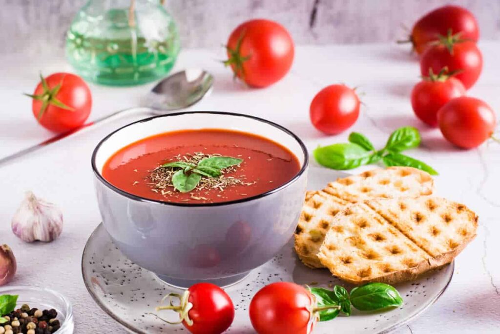 Soupe de tomates fraîches au basilic