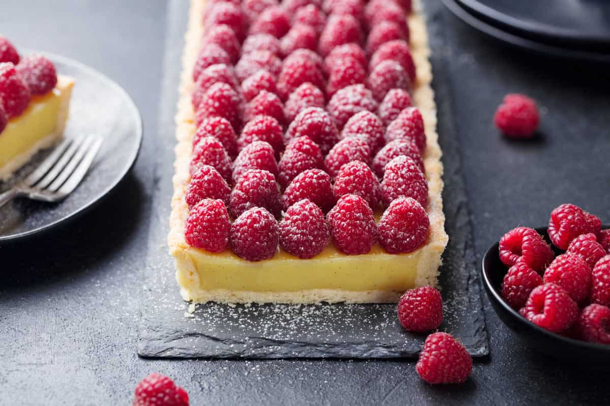 Tarte aux framboises avec crème anglaise à la vanille