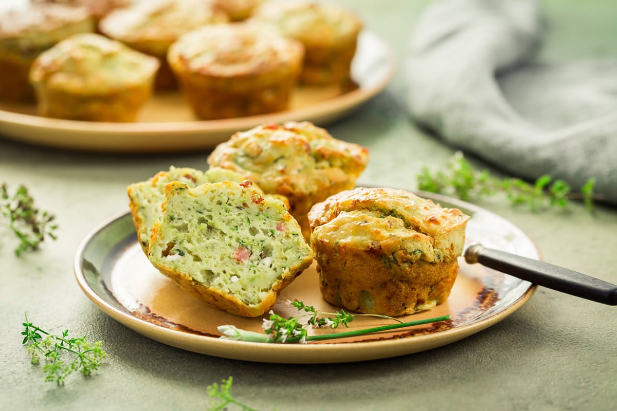 Muffins aux courgettes feta et bacon