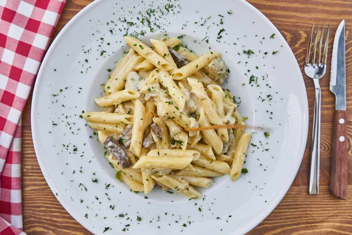Pâtes pennes à la crème et lardons