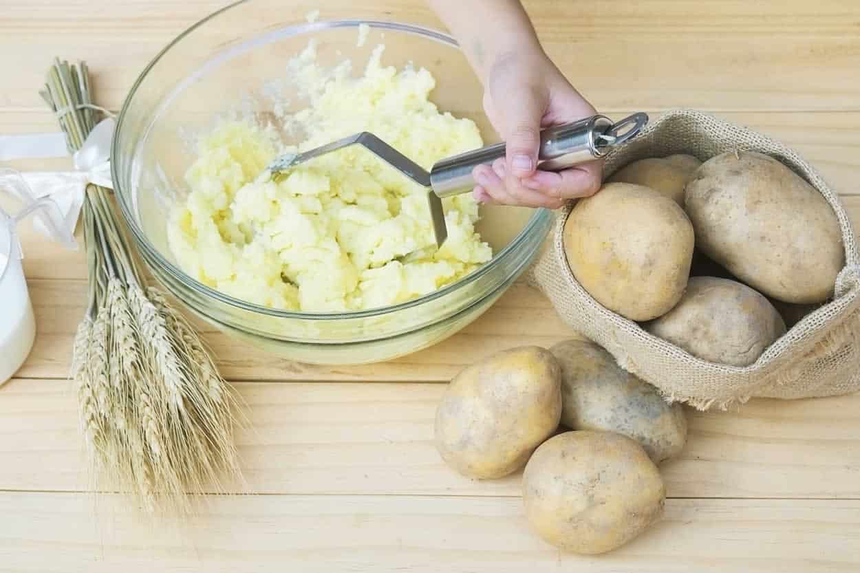 Cuire les pommes de terre au micro-ondes