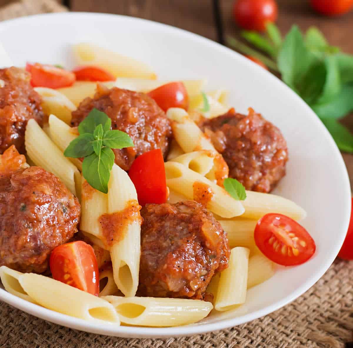 Penne aux boulettes et sauce tomate