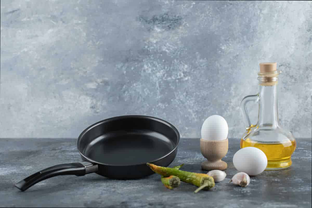Comment laver une poêle noircie