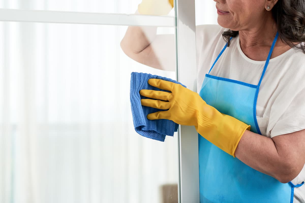 Comment laver les vitres sans laisser de traces