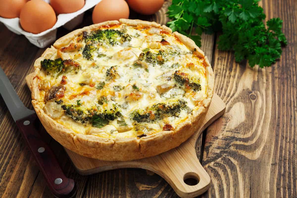 Quiche lorraine avec du poulet, les champignons et le brocoli