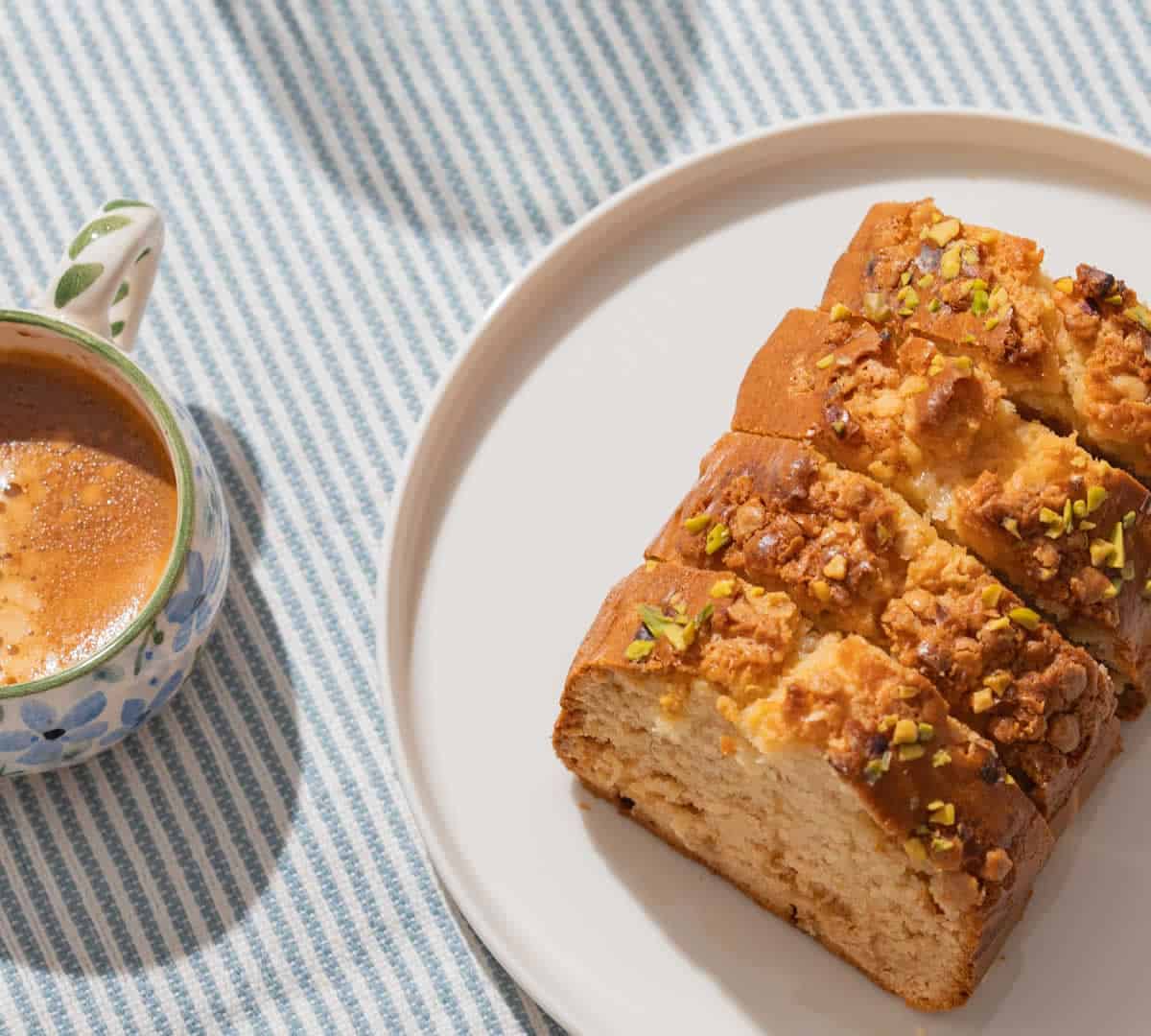 Cake à la banane, noix et aux pistaches