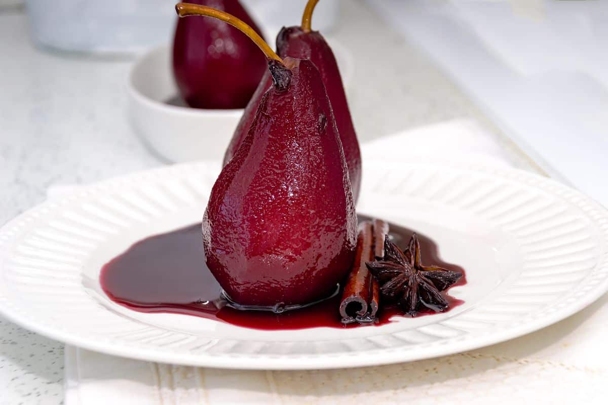 Poire pochée au vin rouge
