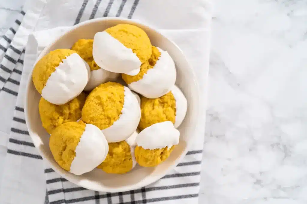 Biscuits au citron au glaçage au chocolat blanc