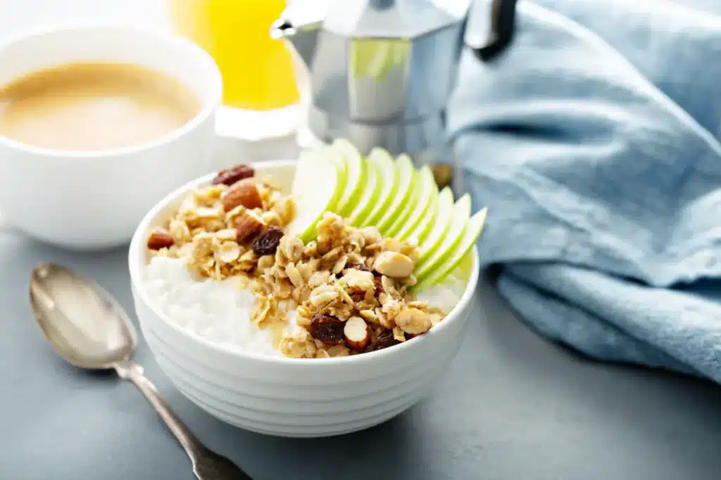 Fromage cottage avec granola et pomme