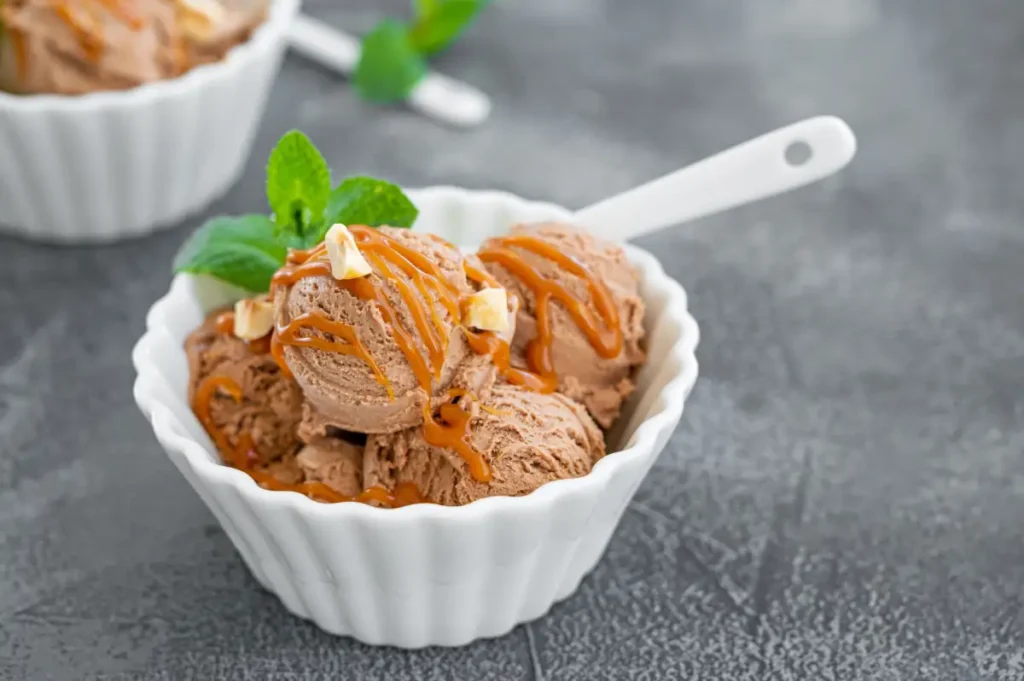 Glace au chocolat avec sauce au caramel et noix