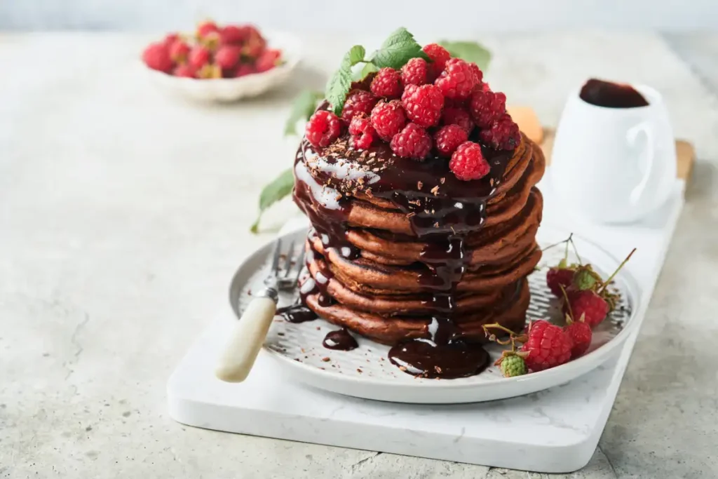 Pancakes au chocolat avec glaçage au chocolat