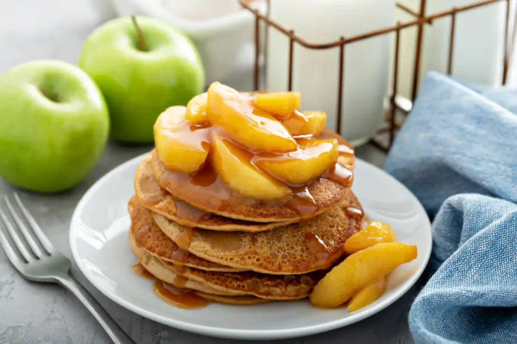 Pancakes garnis aux pommes et caramel