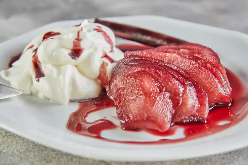 Poires pochées au vin rouge et mousse au chocolat blanc