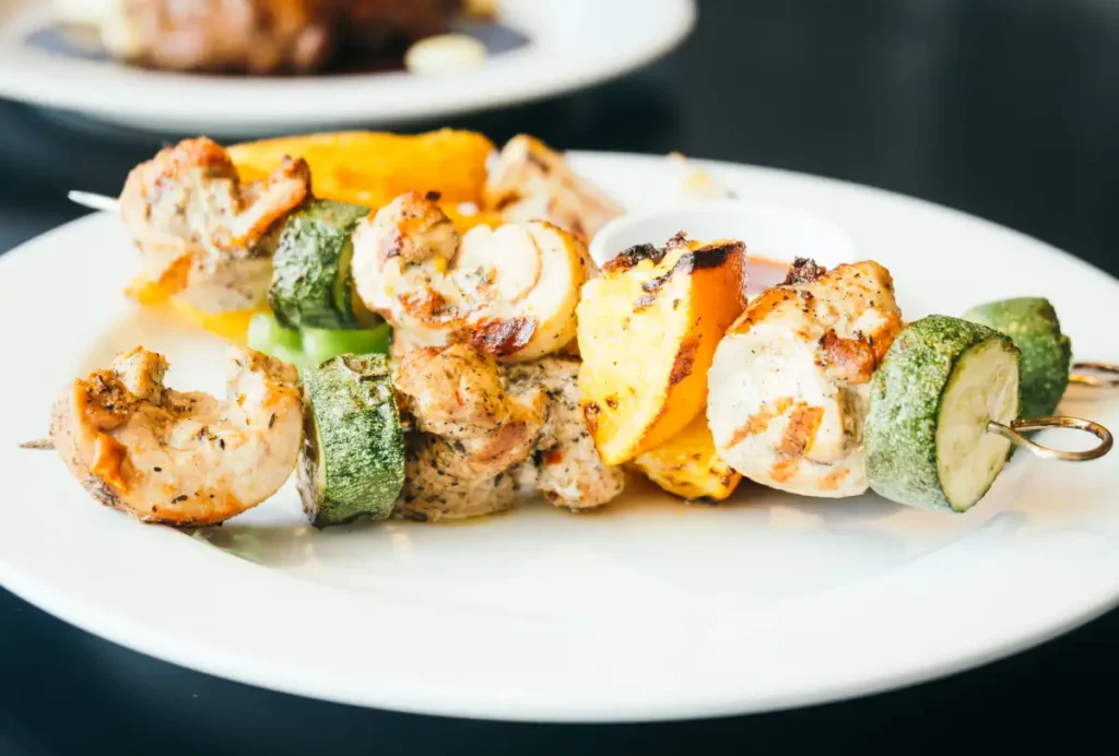 brochettes de poulet et légumes grillées