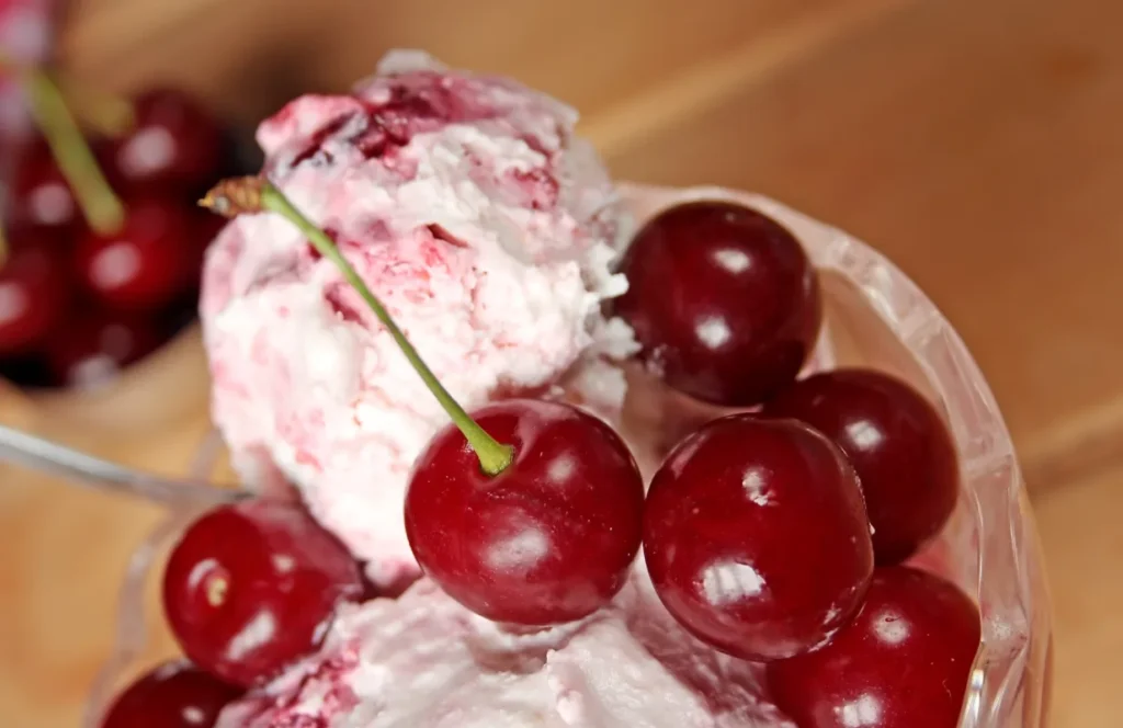glace aux cerises fraîches