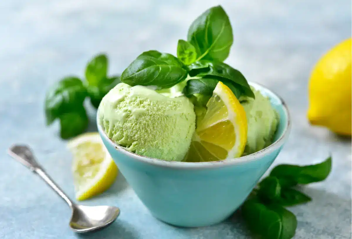 Crème glacée au citron et basilic